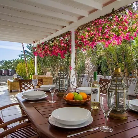 Villa Sleeps 8 With Pool Air Con And Wifi *